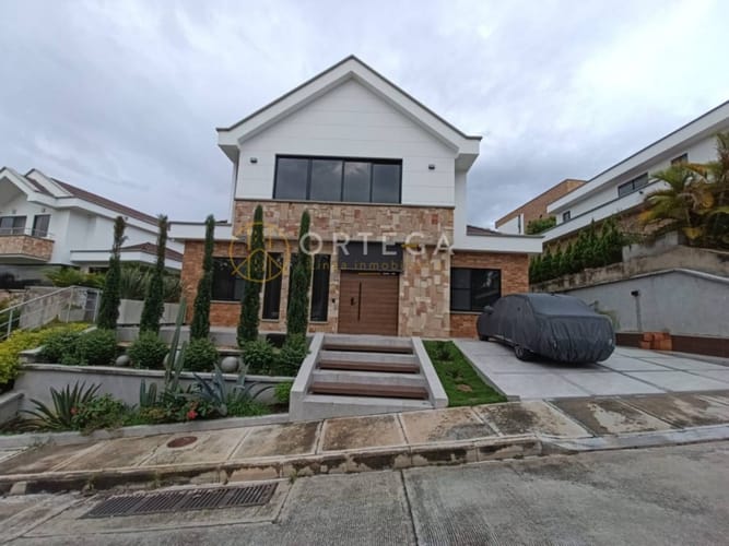 Casa de 4 alcobas en arriendo en Ruitoque Condominio, Piedecuesta, 250 m² · foto 2 de 24