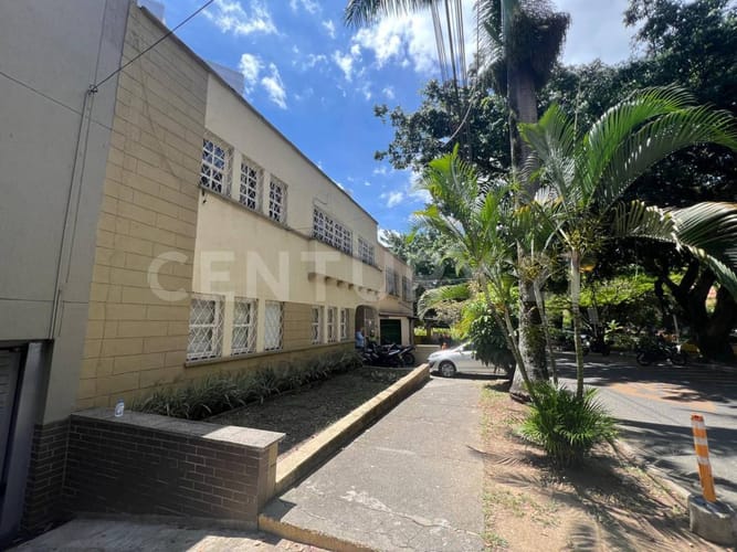 Casa de 6 alcobas en venta en Laureles, Medellín, 398 m² · foto 2 de 17