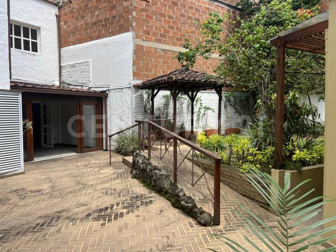 Casa de 6 alcobas en venta en Laureles, Medellín, 398 m² · foto 9 de 17