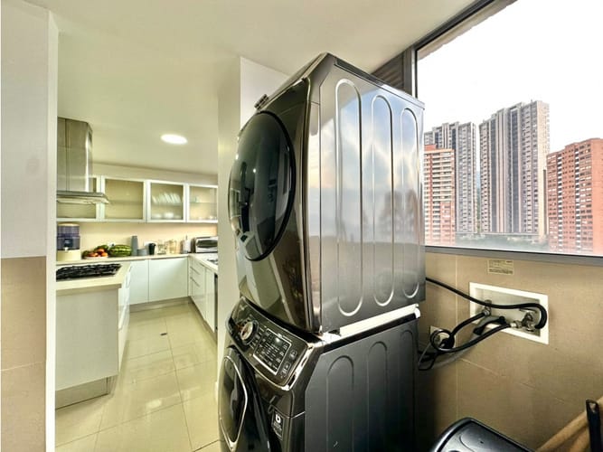 Apartamento de 3 alcobas en arriendo en El Tesoro, Medellín, 245 m² · foto 14 de 24