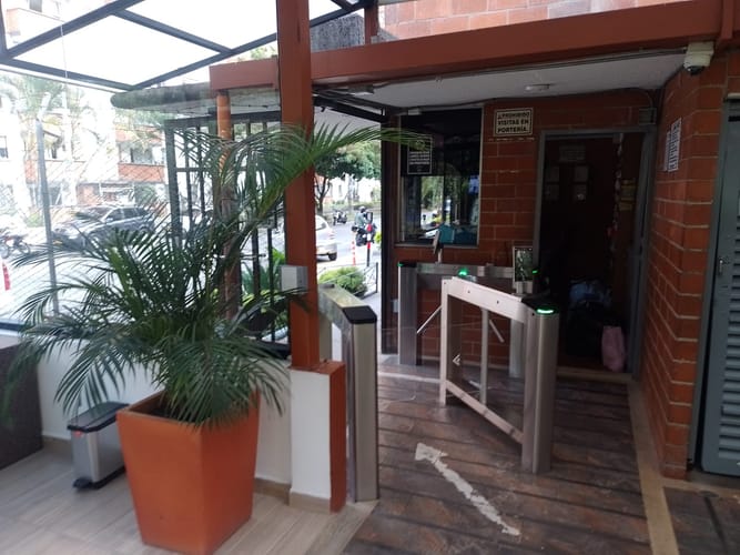Apartamento de 3 alcobas en venta en Los Colores, Medellín, 67 m² · foto 11 de 24