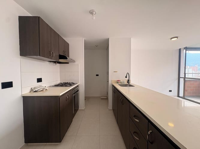 Apartamento de 3 alcobas en arriendo en Loma De San Jose, Sabaneta, 78 m² · foto 3 de 14