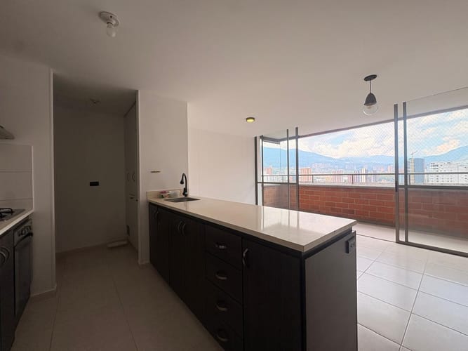 Apartamento de 3 alcobas en arriendo en Loma De San Jose, Sabaneta, 78 m² · foto 2 de 14