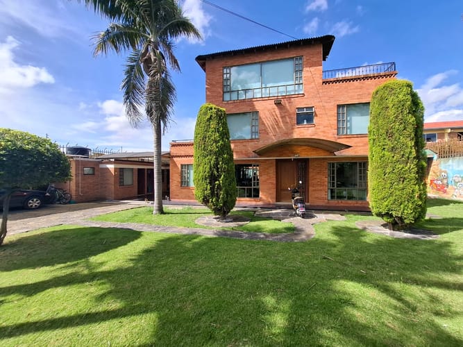 Casa de 6 alcobas en venta en Fonquetá, Chía, 285 m² · foto 2 de 19