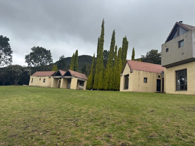 Casa de 5 alcobas en venta en Sindamanoy, Chía, 350 m² · foto 2 de 5