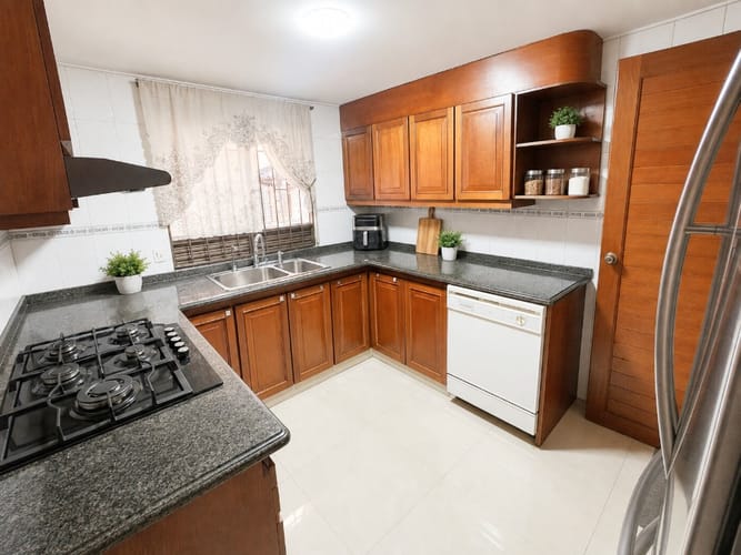 Apartamento de 3 alcobas en venta en Chicó Navarra, Bogotá, 220 m² · foto 7 de 17