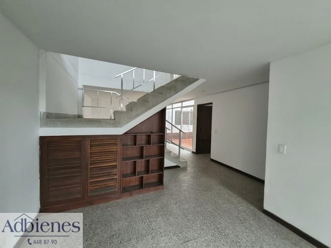 Casa de 7 alcobas en arriendo en La Almeria, Medellín, 400 m² · foto 3 de 20