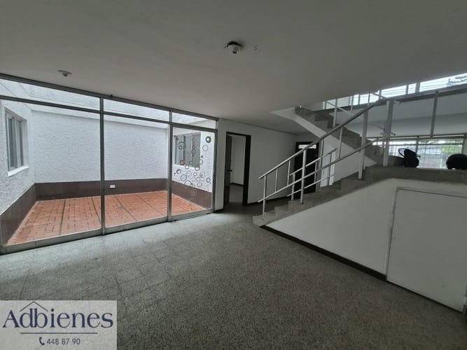 Casa de 7 alcobas en arriendo en La Almeria, Medellín, 400 m² · foto 4 de 20