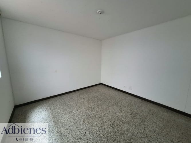 Casa de 7 alcobas en arriendo en La Almeria, Medellín, 400 m² · foto 6 de 20