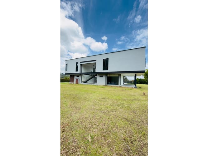 Casa de 3 alcobas en arriendo en Cabeceras De Llanogrande, Rionegro, 450 m² · foto 2 de 19