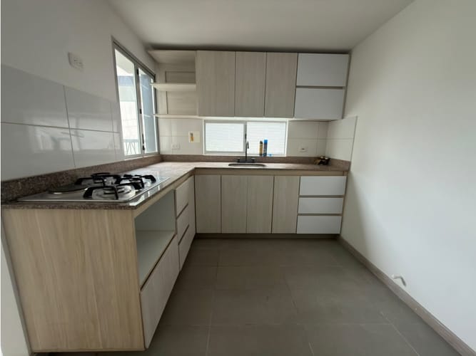 Apartamento de 2 alcobas en arriendo en Loma De Los Bernal, Medellín, 68 m² · foto 2 de 14