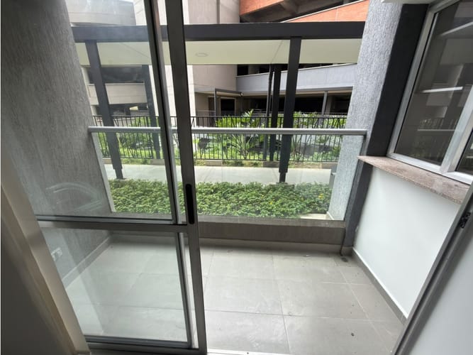 Apartamento de 2 alcobas en arriendo en Loma De Los Bernal, Medellín, 68 m² · foto 5 de 14