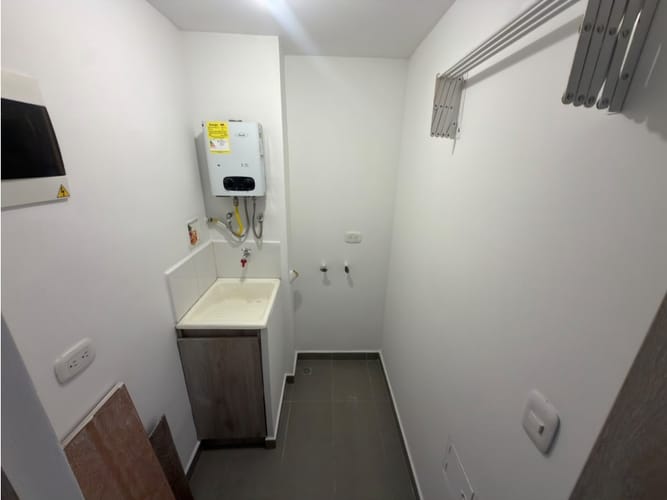 Apartamento de 2 alcobas en arriendo en Loma De Los Bernal, Medellín, 68 m² · foto 13 de 14