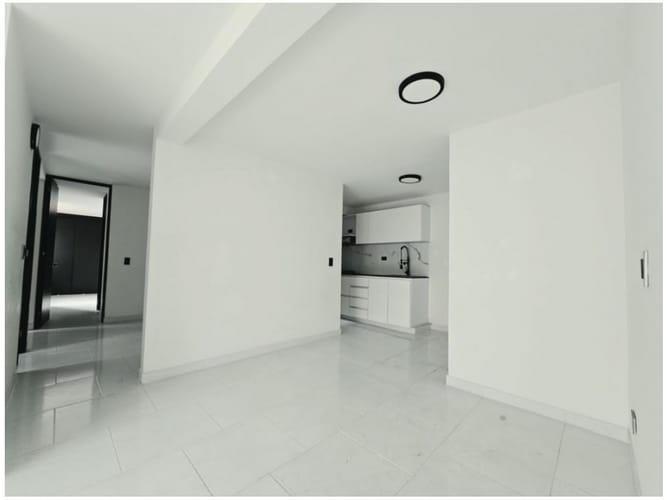Apartamento de 3 alcobas en venta en Loma De Los Bernal, Medellín, 82 m² · foto 2 de 18