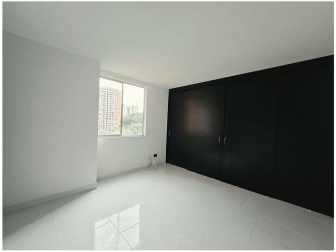 Apartamento de 3 alcobas en venta en Loma De Los Bernal, Medellín, 82 m² · foto 3 de 18