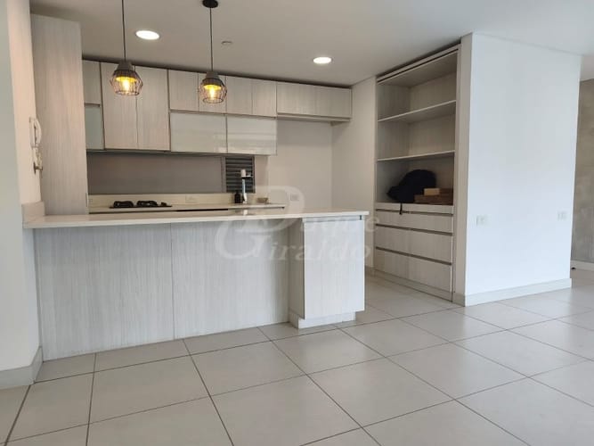 Apartamento de 3 alcobas en arriendo en Loma Del Chocho, Envigado, 98 m² · foto 3 de 19