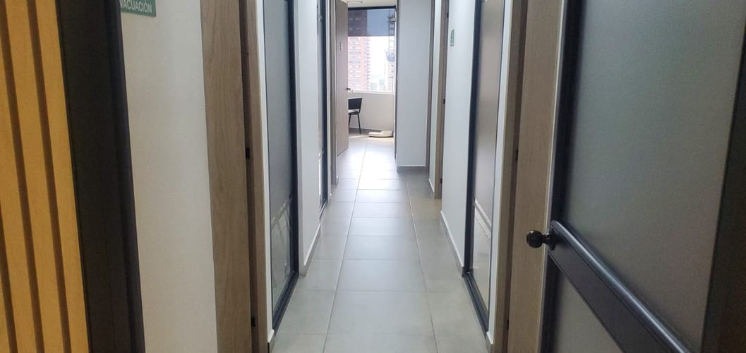 Oficina en arriendo en Villa Carlota, Medellín, 207 m² · foto 5 de 8