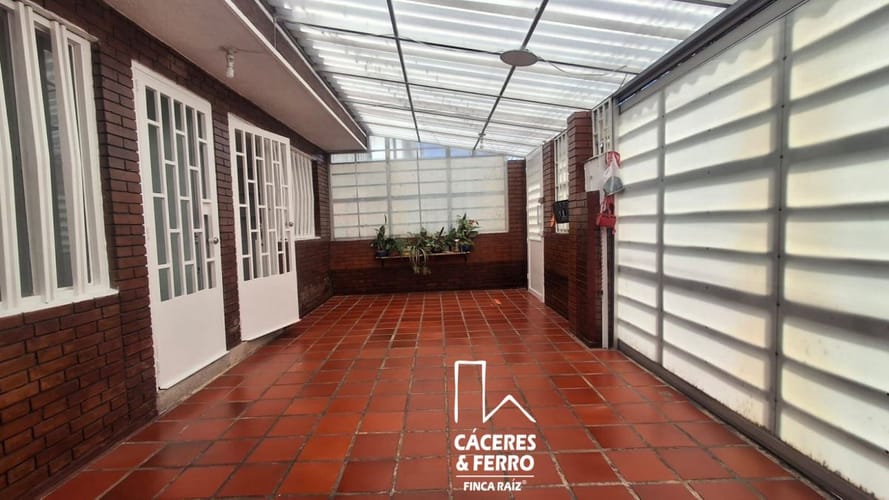 Casa de 12 alcobas en venta en Engativá, Bogotá, 340 m² · foto 3 de 24