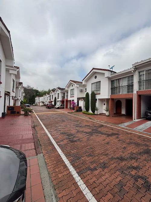 Casa de 5 alcobas en arriendo en Ciudad Jardin, Cali, 250 m² · foto 2 de 24