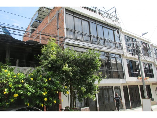 Casa de 7 alcobas en venta en Villa Marina, Ibagué, 336 m² · foto 2 de 24