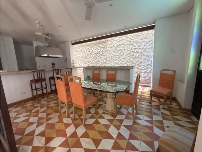 Casa de 13 alcobas en arriendo en Centro, Santa Marta, 1000 m² · foto 2 de 24