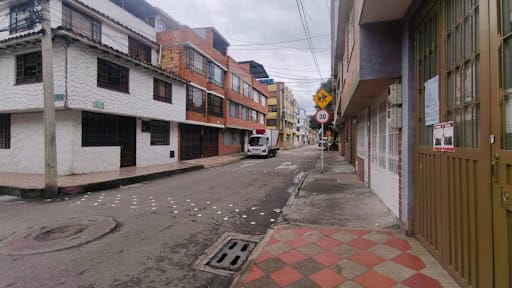 Casa de 10 alcobas en venta en La Riviera, Bogotá, 252 m² · foto 2 de 24
