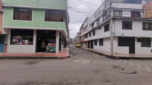 Casa de 10 alcobas en venta en La Riviera, Bogotá, 252 m² · foto 3 de 24