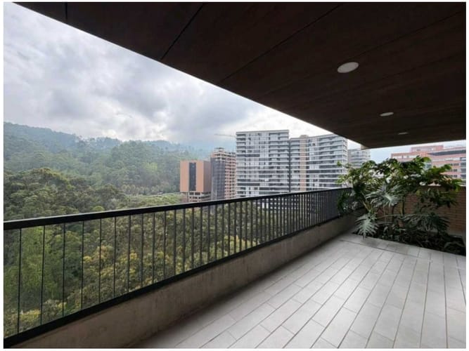 Apartamento de 2 alcobas en venta en Altos Del Poblado, Medellín, 142 m² · foto 2 de 11