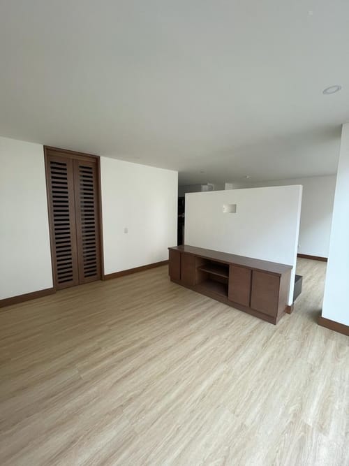 Apartaestudio en venta en Chicó Navarra, Bogotá, 54 m² · foto 5 de 13