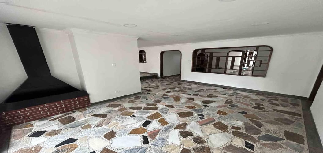 Casa de 7 alcobas en venta en Alamos, Pereira, 364 m² · foto 2 de 18