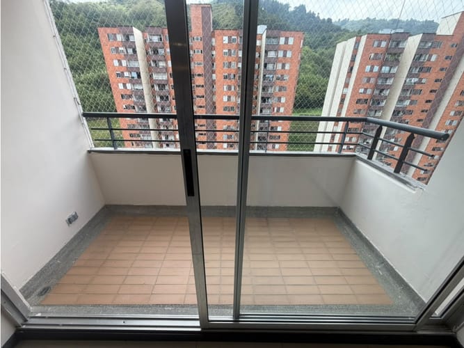 Apartamento de 3 alcobas en arriendo en Loma De Los Bernal, Medellín, 65 m² · foto 4 de 14