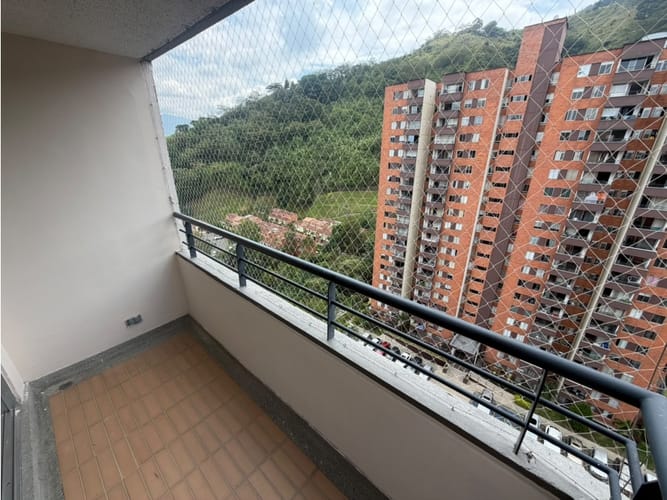 Apartamento de 3 alcobas en arriendo en Loma De Los Bernal, Medellín, 65 m² · foto 5 de 14