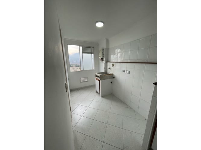 Apartamento de 4 alcobas en venta en Loma De Los Bernal, Medellín, 95 m² · foto 2 de 24