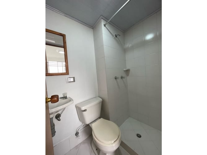 Apartamento de 4 alcobas en venta en Loma De Los Bernal, Medellín, 95 m² · foto 4 de 24