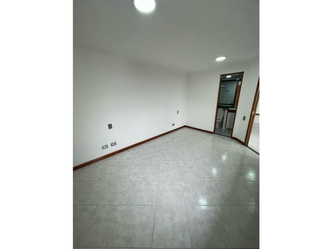 Apartamento de 4 alcobas en arriendo en Loma De Los Bernal, Medellín, 95 m² · foto 18 de 24