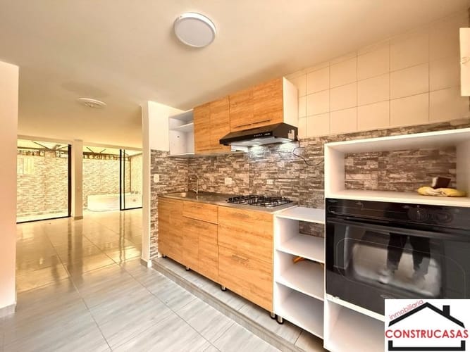 Casa de 4 alcobas en arriendo en Loma De Los Bernal, Medellín, 150 m² · foto 2 de 21