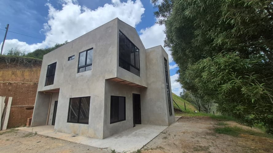 Casa de 4 alcobas en venta en Cascajo Abajo, Marinilla, 2000 m² · foto 2 de 16