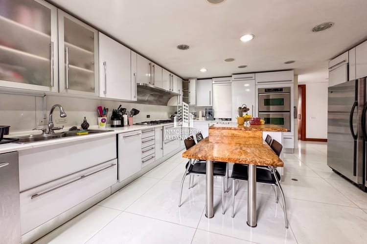 Apartamento de 4 alcobas en venta en El Virrey, Bogotá, 330 m² · foto 5 de 16