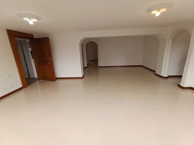 Apartamento de 3 alcobas en arriendo en Laureles, Medellín, 180 m² · foto 3 de 20