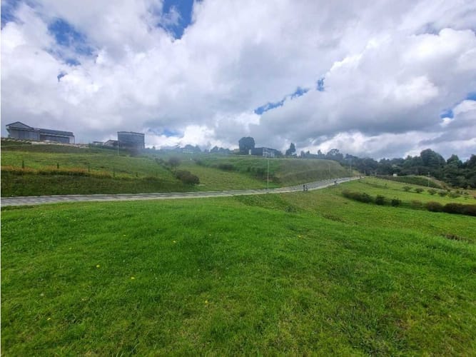 Lote en venta en El Diamante No. 2, Medellín, 1518 m² · foto 4 de 6