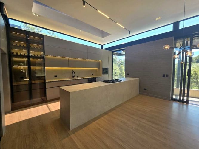Casa de 3 alcobas en venta en Vía Las Palmas, Envigado, 331 m² · foto 2 de 24