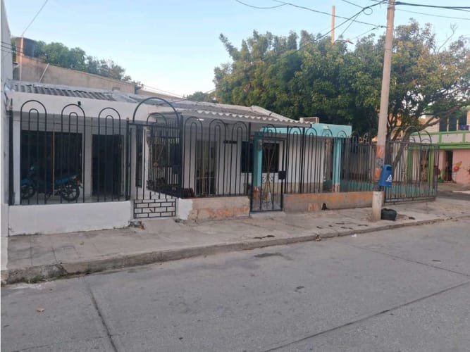 Casa de 7 alcobas en venta en Urbanizacion Autopista, Santa Marta, 300 m² · foto 2 de 17