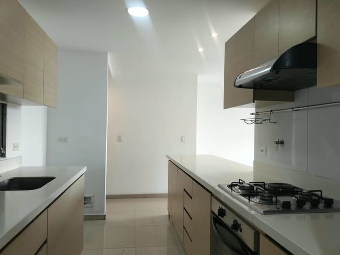 Apartamento de 2 alcobas en arriendo en El Poblado, Medellín, 104 m² · foto 5 de 15