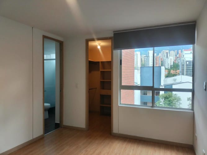 Apartamento de 2 alcobas en arriendo en El Poblado, Medellín, 104 m² · foto 9 de 15