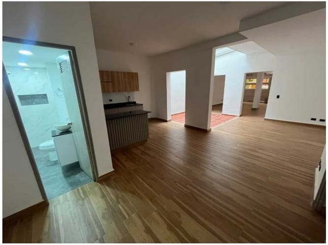 Casa de 6 alcobas en venta en Santa Teresita, Medellín, 203 m² · foto 2 de 16