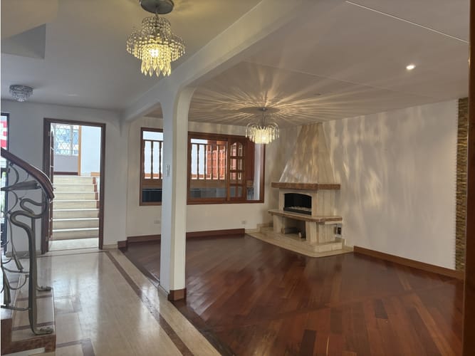 Casa de 4 alcobas en venta en Santa Paula, Bogotá, 267 m² · foto 2 de 19