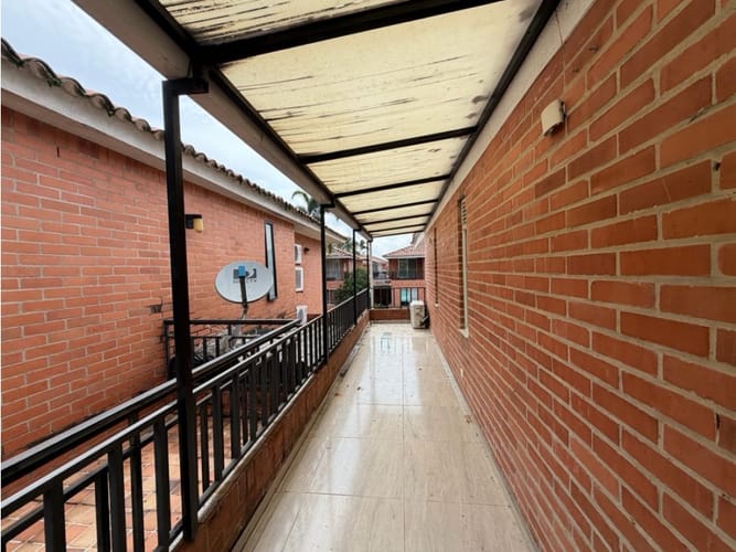 Casa de 5 alcobas en venta en El Castillo, Jamundí, 211 m² · foto 5 de 17