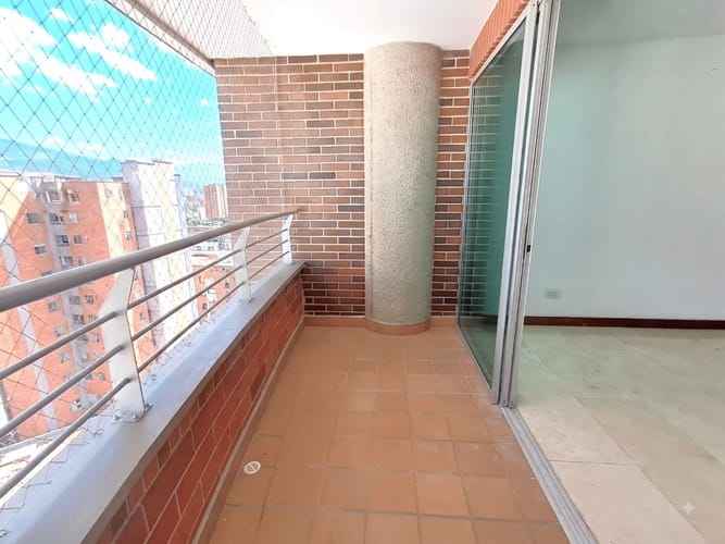 Apartamento de 3 alcobas en arriendo en Laureles, Medellín, 105 m² · foto 3 de 20