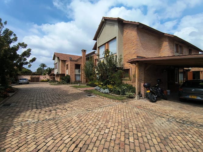 Casa de 5 alcobas en venta en San Jose De Bavaria, Bogotá, 260 m² · foto 2 de 24