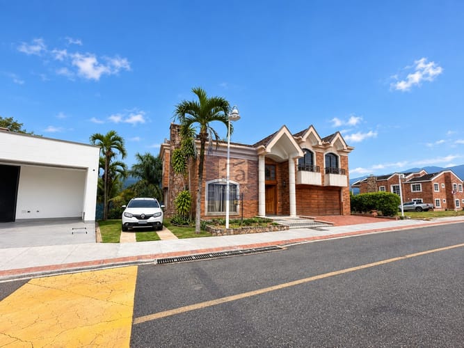 Casa de 4 alcobas en venta en Ruitoque Condominio, Floridablanca, 312 m² · foto 4 de 6